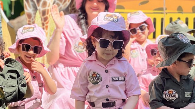Enfants apprenant l'anglais et la musique au Doremi Club