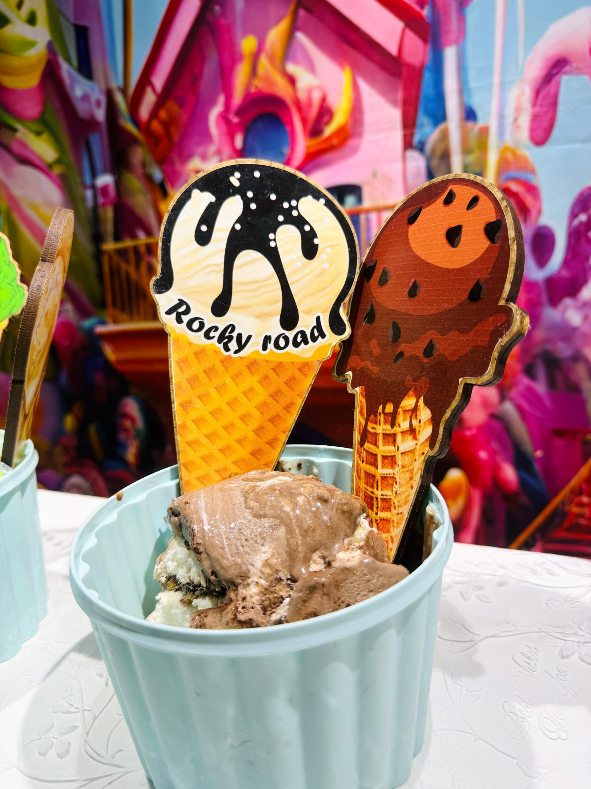 We’re having a scoop-tastic time at Doremi English Club’s summer camp! 🍦☀️ We enjoy delicious ice cream while discovering yummy new flavors like vanilla, strawberry, and rocky road. 🍓🍫🍨 So… which flavor would you pick? 😋💕