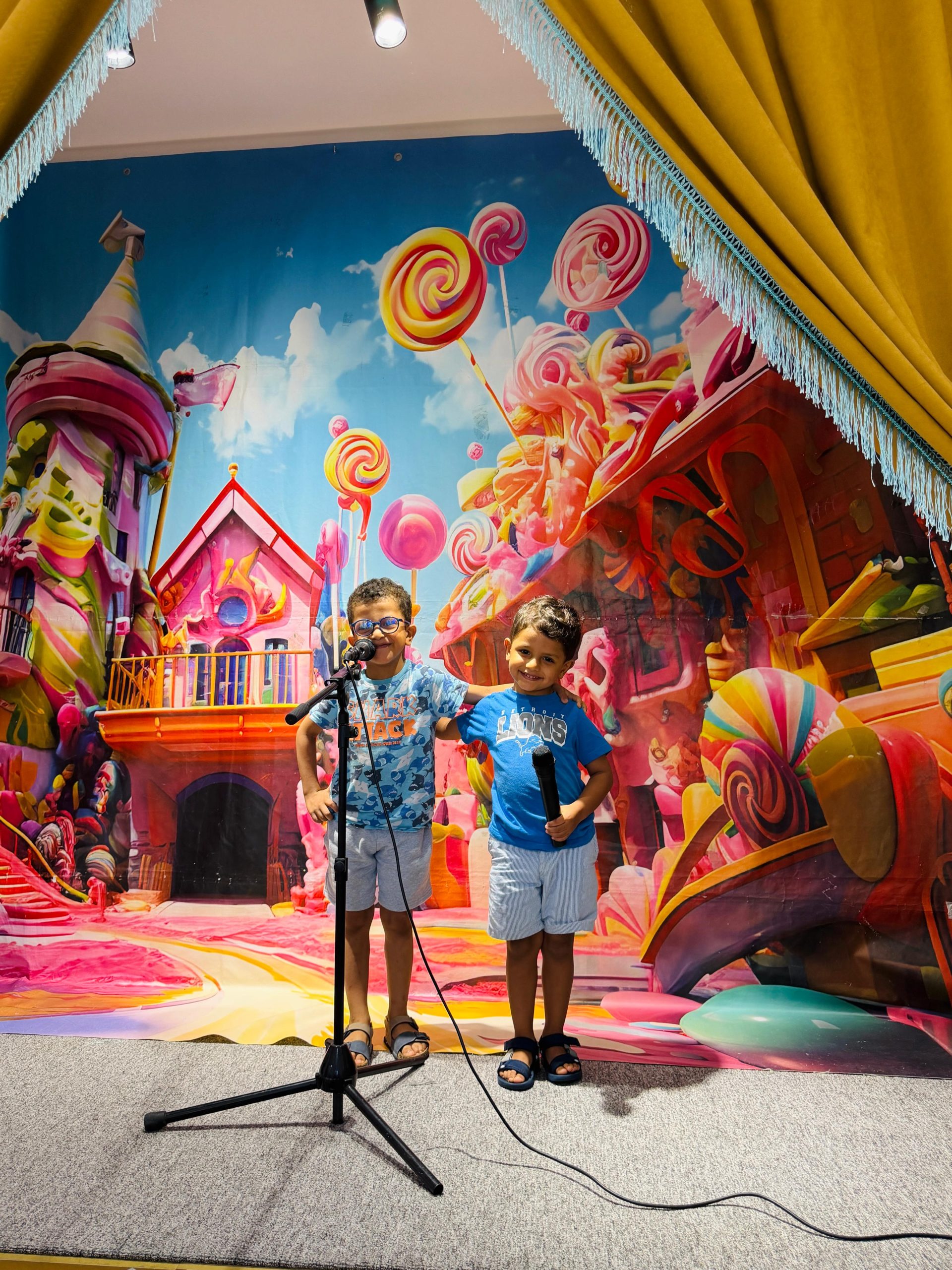 Karaoke time is so much fun at Doremi English Club! 🎤🎶 We sing along, enrich our vocabulary by learning new lyrics, and build strong self-confidence along the way! 🌟💪