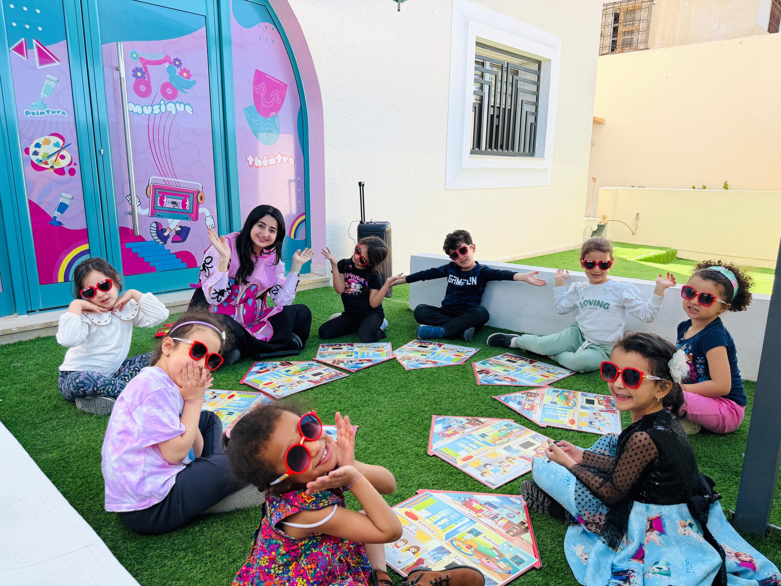 Knock, knock, knock! 🚪👀 Which part of the house is it? 🏠🎶 Let’s sing, play, and learn about all the different rooms of the house at Doremi English Club! 🎵✨ Learning new vocabulary is so much more fun when we can sing, move, and have fun together! 🥰🏡💛