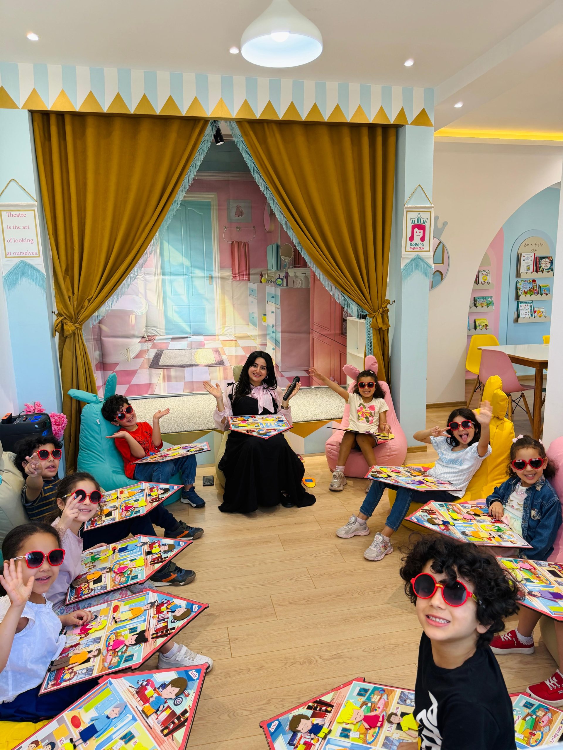 Knock, knock, knock! 🚪👀 Which part of the house is it? 🏠🎶 Let’s sing, play, and learn about all the different rooms of the house at Doremi English Club! 🎵✨ Learning new vocabulary is so much more fun when we can sing, move, and have fun together! 🥰🏡💛
