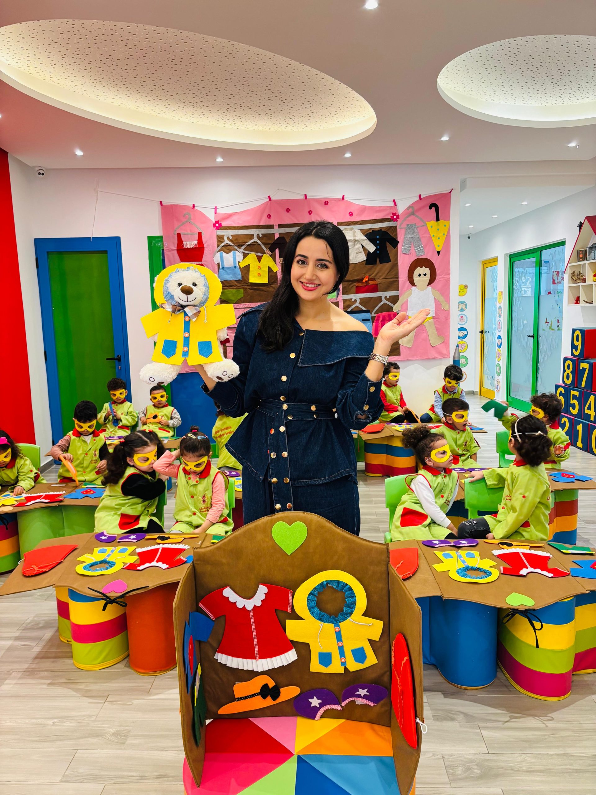Let’s dive into Teddy Bear’s wardrobe! 🧸👕 Help Teddy choose what to wear while learning the names of different clothing items with Doremi English Club across kindergartens in Tunis. Through fun, interactive activities, children will discover new vocabulary, practice simple English expressions, and enjoy dressing Teddy for different occasions and weather conditions.