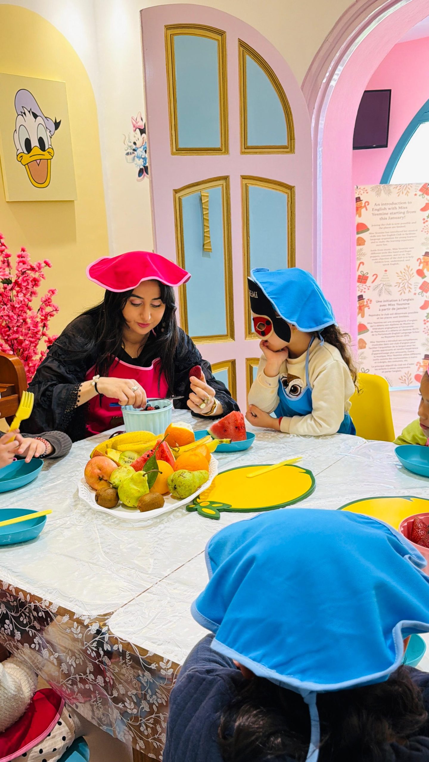 Let’s make a delicious fruit salad and learn about different fruits from each season at Doremi English Club! 🍓🍌🍎🍊🌈 We chop, mix, taste, and learn while discovering which fruits grow in different seasons. 🥗✨ Learning English has never been so fruity and fun! 😋🍉💛