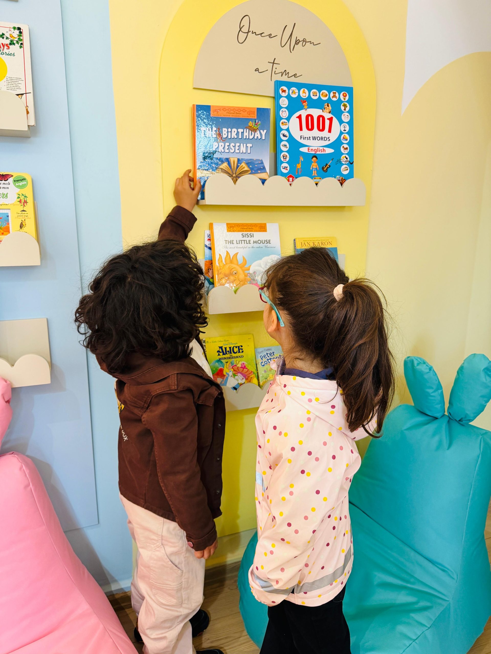 Our little learners are discovering our library! 📚🐰✨ They can sit comfortably on our colorful bunny seats, explore wonderful books, and enjoy the magic of reading in a fun and cozy space. 🌈💛 At Doremi English Club, every story is a new adventure! 📖