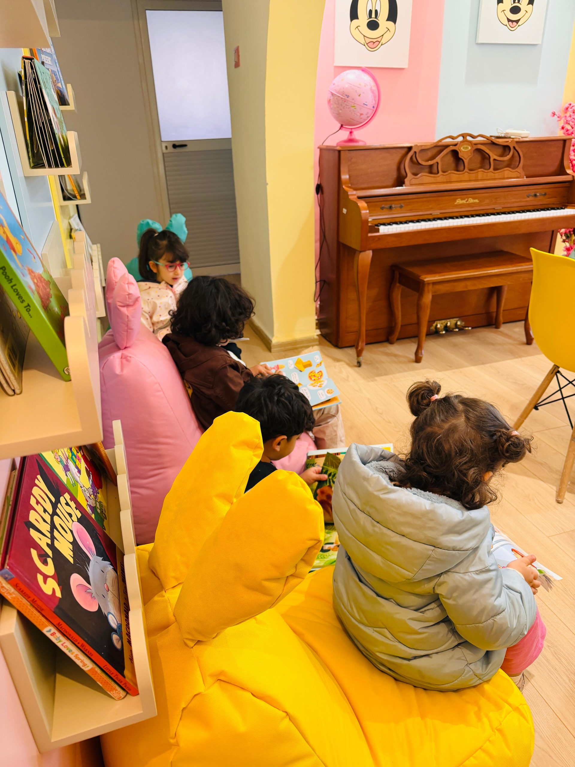 Our little learners are discovering our library! 📚🐰✨ They can sit comfortably on our colorful bunny seats, explore wonderful books, and enjoy the magic of reading in a fun and cozy space. 🌈💛 At Doremi English Club, every story is a new adventure! 📖