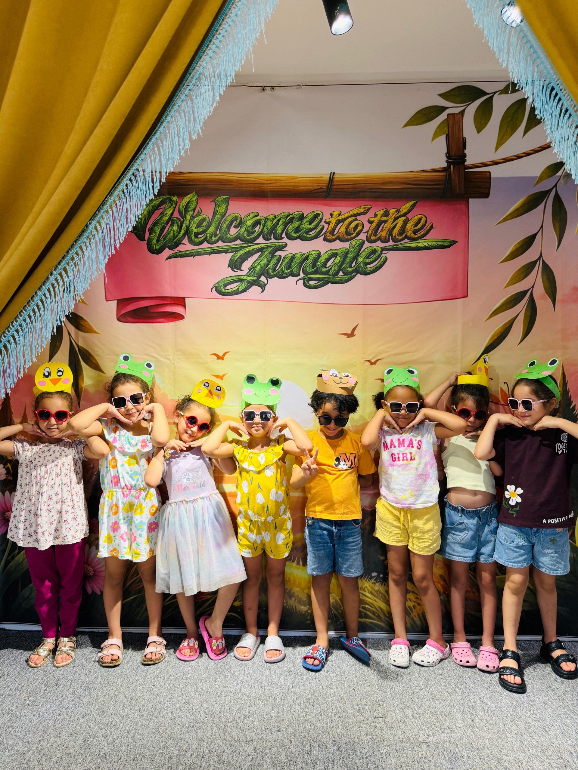We made our own jungle animal headpieces! Now let’s put them on and have fun acting like animals at the zoo! 🦁🐯🐒🦓