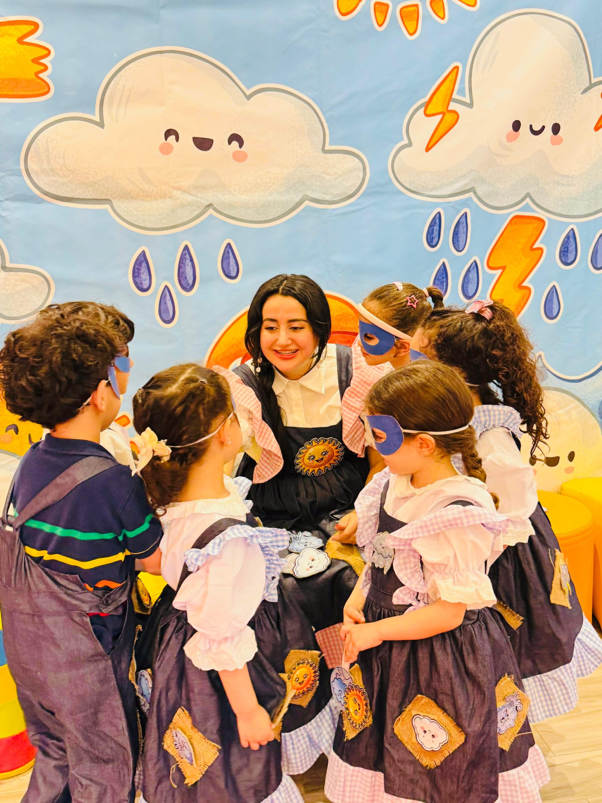 Learning to talk about the weather in English helps children build confidence, learn new vocabulary, and communicate naturally about everyday life. 🌤️🗣️💛